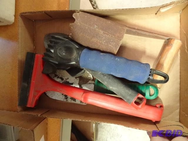 lot 183 image: Misc Garden Tools, Ice Scraper, Squeegee...