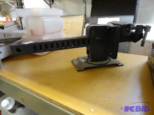 lot 226 image: Black and Decker Quick Vise...