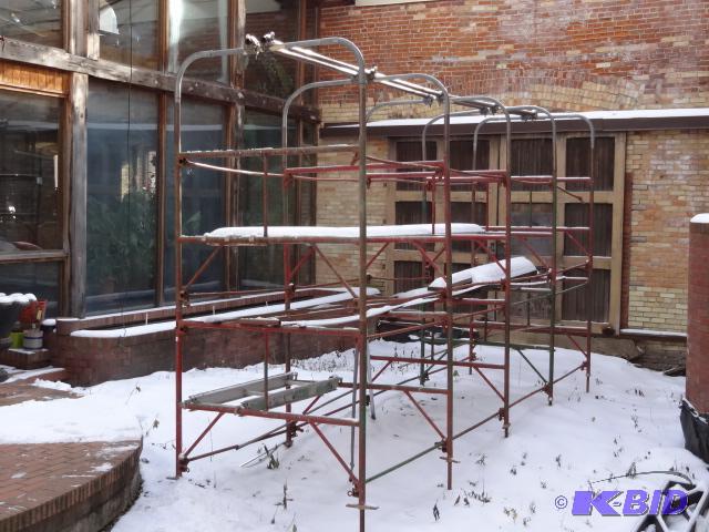 lot 24 image: 10 Scaffolding Uprights 5. 3 Aluminum Planks...