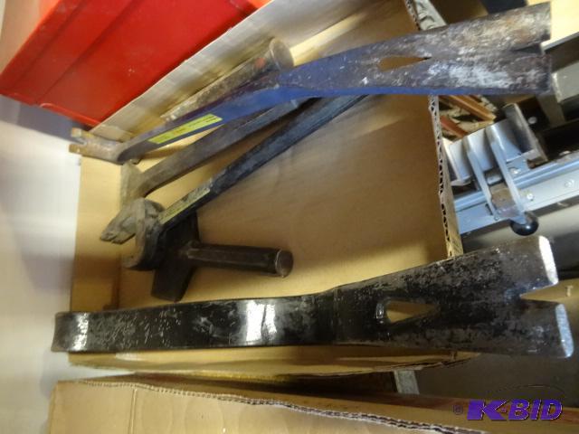 lot 45 image: Misc Pry Bars and Chisels...