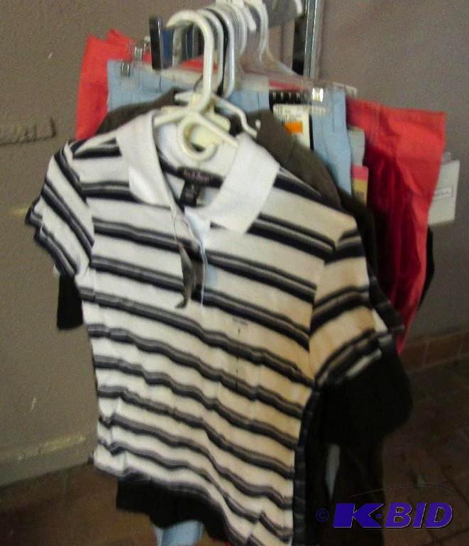 Lot of assorted clothing...