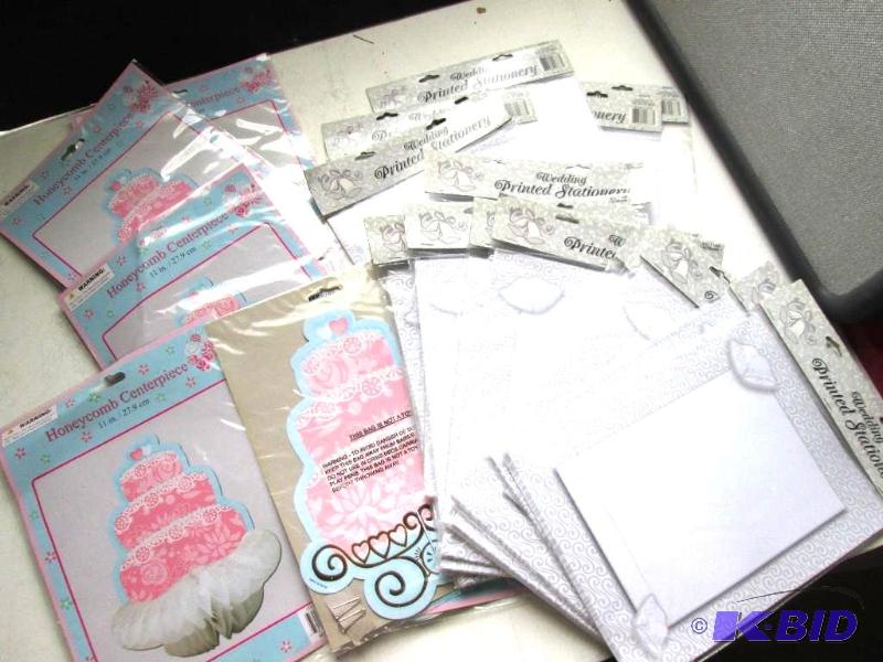 Lot of hgoneycomb table fold out cenerpieces ...