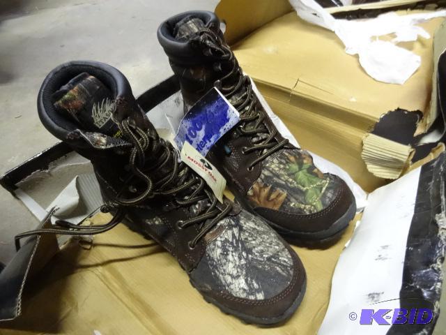 New in box Itasca brand mens long range boots...