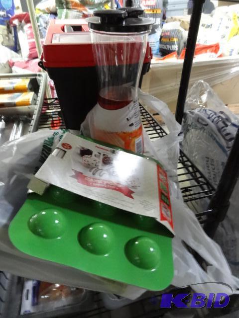 New kitchen lot including Rubbermaid 2 quart ...