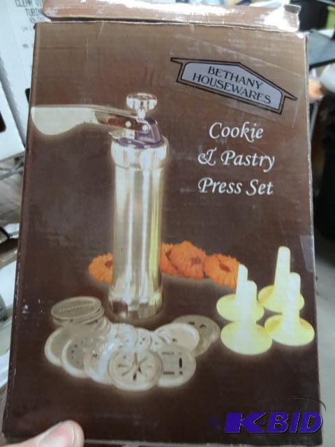 New Bethany housewares cookie and pastry pres...