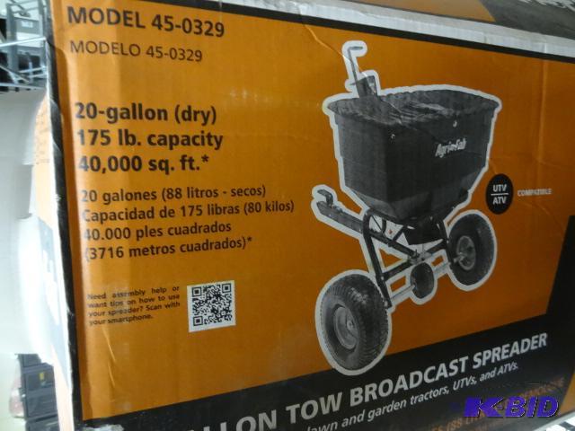 New in box agri-fab brand 20 gallon told behi...