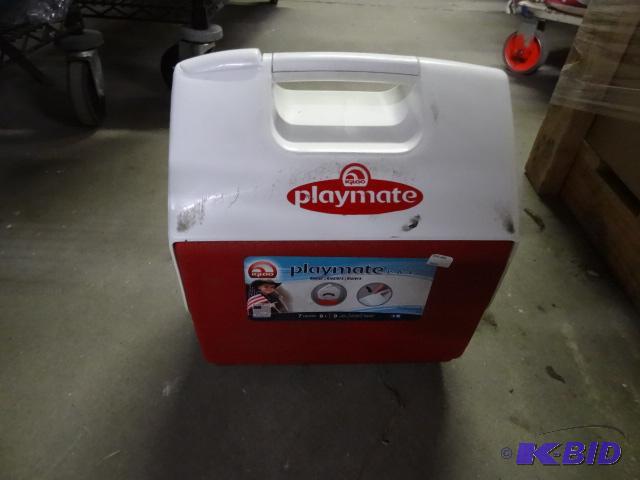New igloo playmate pal 7 quart cooler. Red. 9...