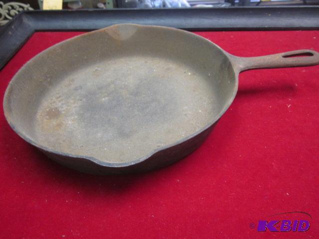 Vintage No. 8 Griswold cast iron pan, no crac...