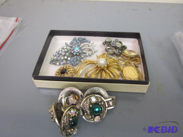 Lot of costume jewelry, brooches, pins, and b...