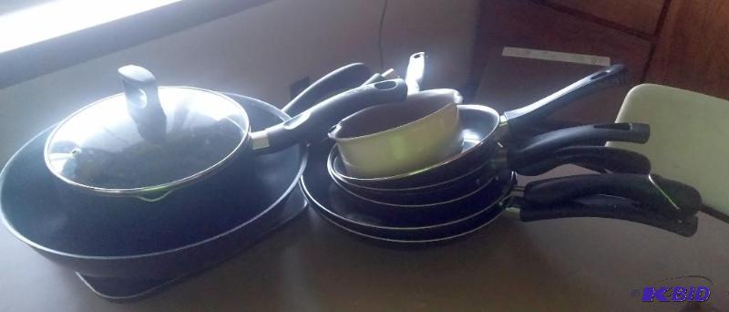 Large lot of pots and pans, Ware ever, others...