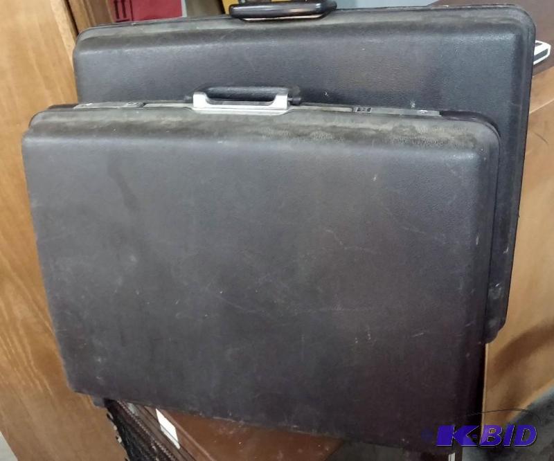 Set of 2 hard sided suitcases...