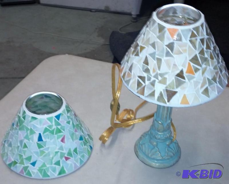 10&quot Lamp with 2 lamp shades. New, but no...