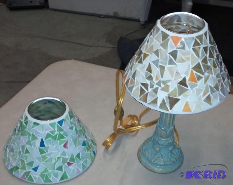 10&quot Lamp with 2 lamp shades. New, but no...