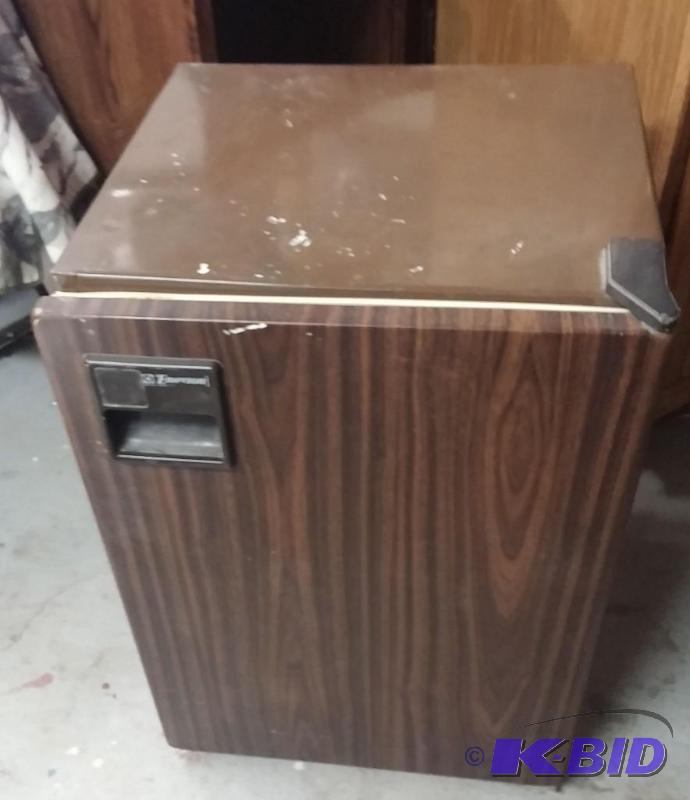 lot 14 image: Apartment Size Refrigerator...