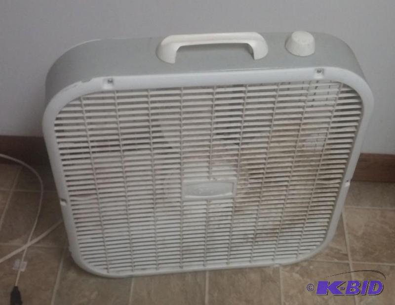 lot 17 image: Lot of 5 Box fans...