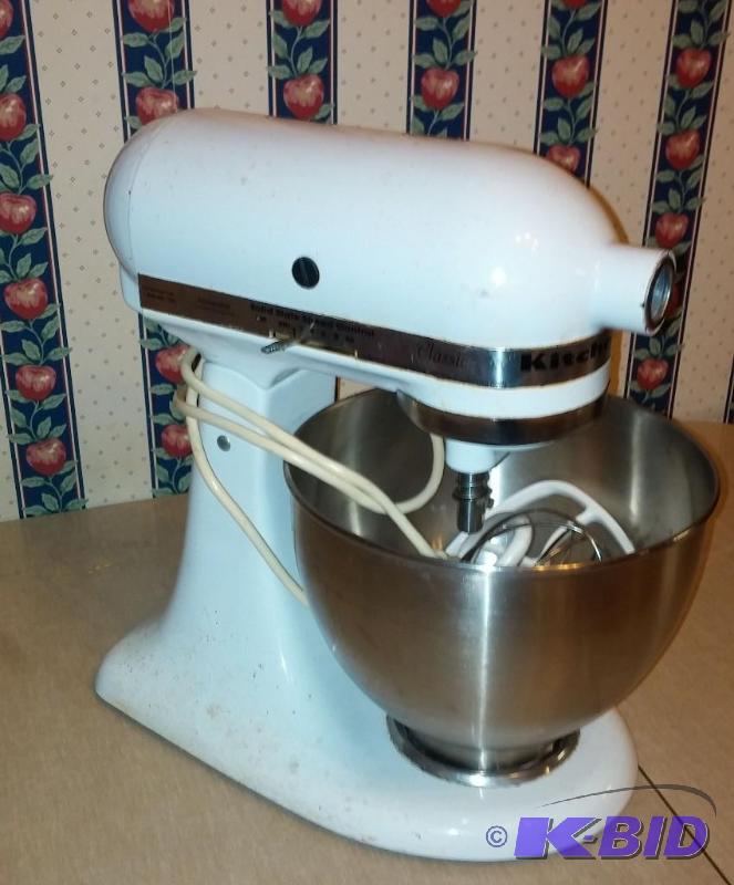 lot 7 image: Heavy Duty Kitchen Aide Mixer, Works greatJus...