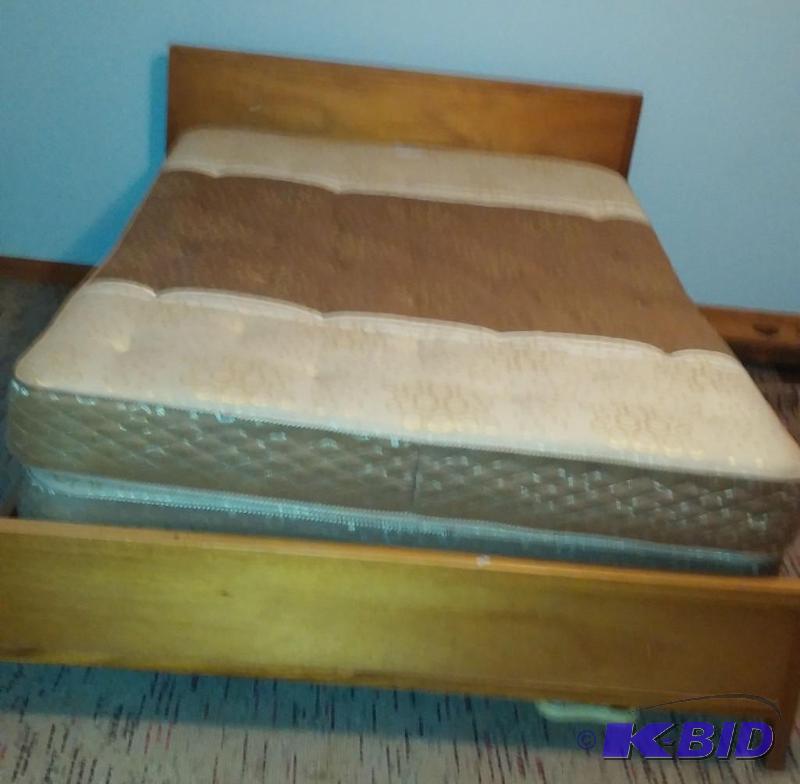 Vintage Bed frame. Wood in excellent conditio...