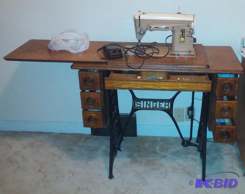 Vintage Singer Sewing Machine. Works in great...