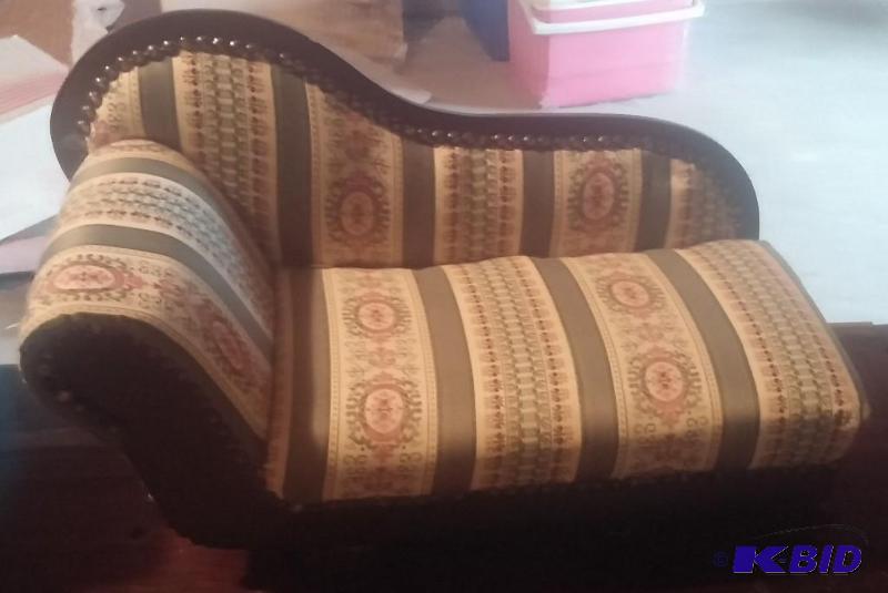 Doll couch, no tags but never used...