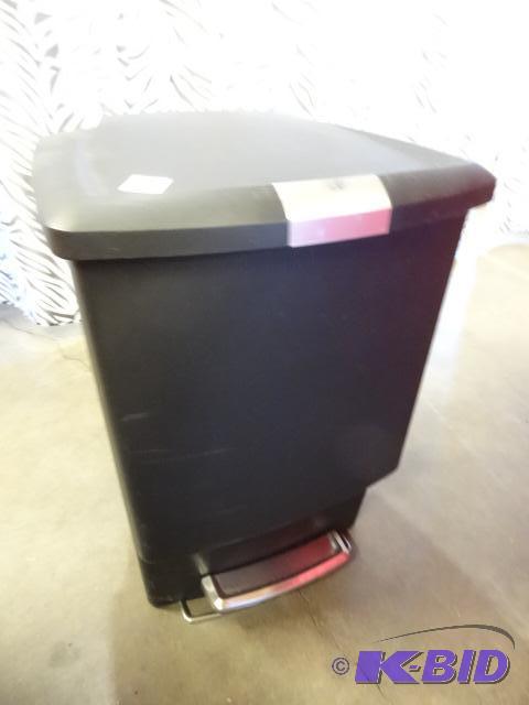 lot 16 image: Garbage Can with Foot Pedal Lid...