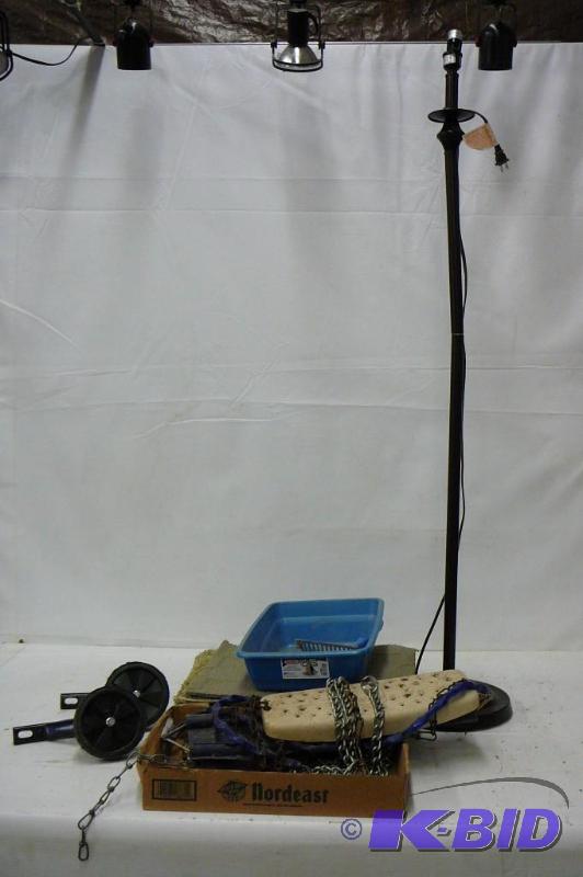 Kitty box with scooper, lamp, carpet pieces, ...