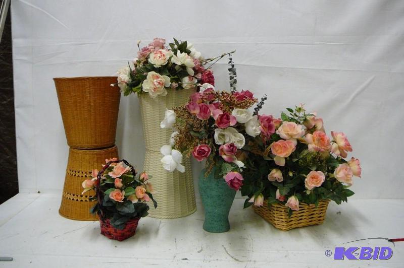 Large lot of decorative flowers and wicker ga...