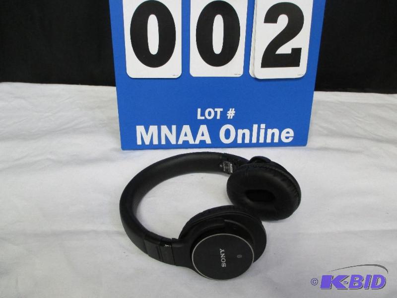 lot 2 image: Sony  Wireless Headphones