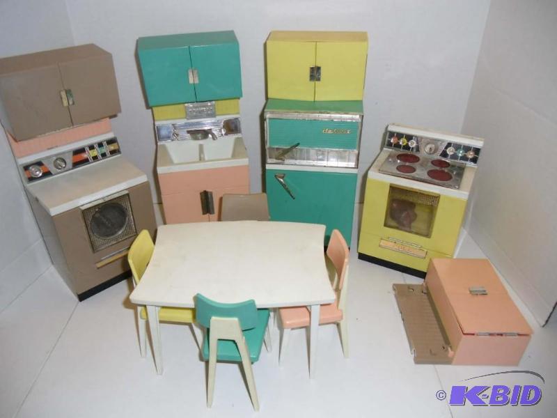 lot 20001 image: Vintage 1960s Barbies Deluxe Dream Kitchen by Reading Corp.