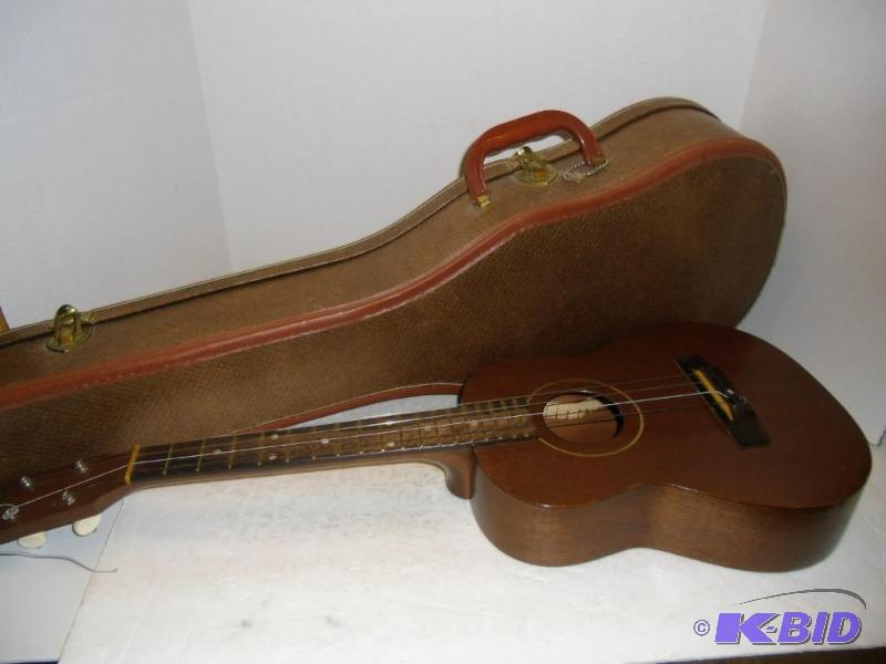 lot 20002 image: Vintage Maxwell 4 String Ukulele in Hard Case