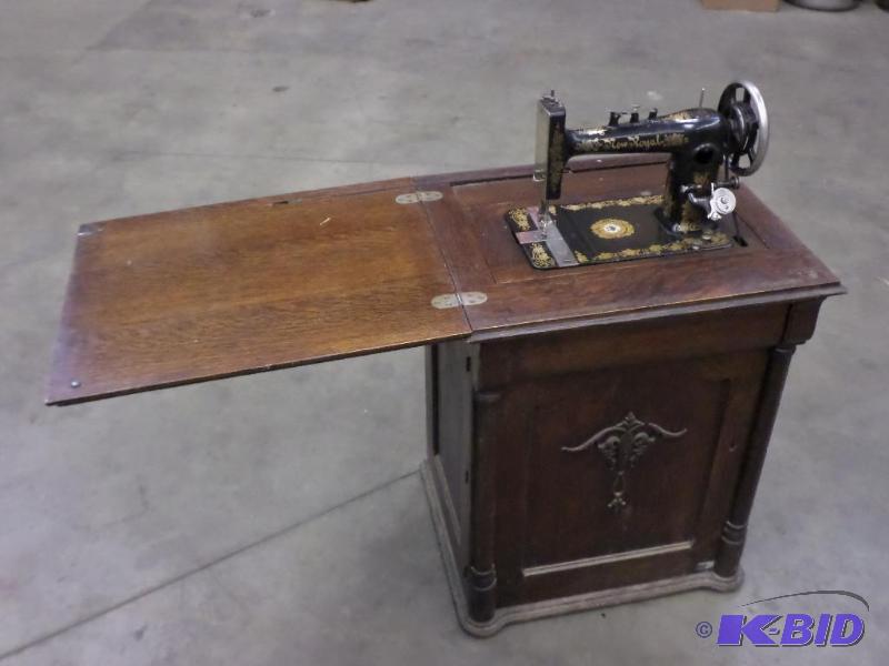 Vintage New Royal Sewing Machine With Wooden ...