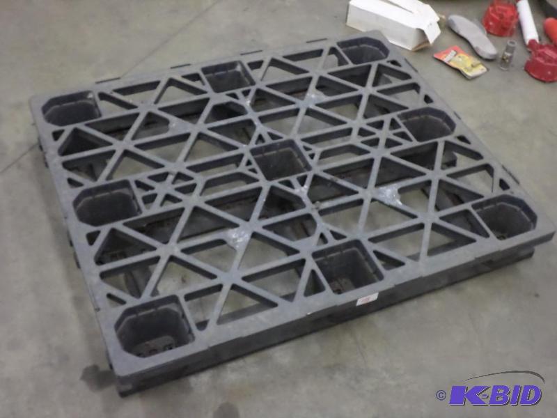 Industrial Plastic Pallet With 2-Way Fork Poc...
