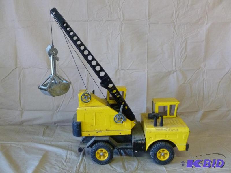 lot 10 image: Large Vintage Tonka&nbspMetal Crane that mea...