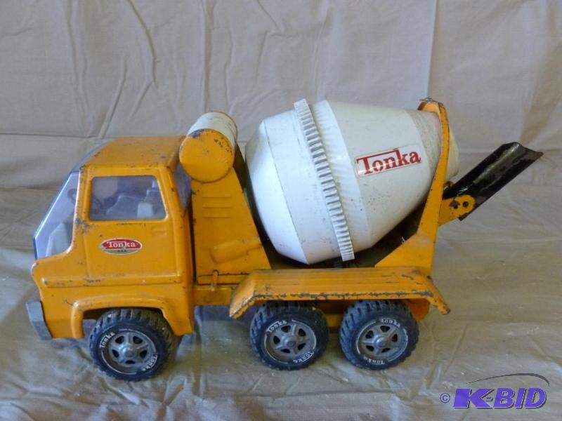lot 11 image: Vintage Tonka Metal Cement Truck that measure...