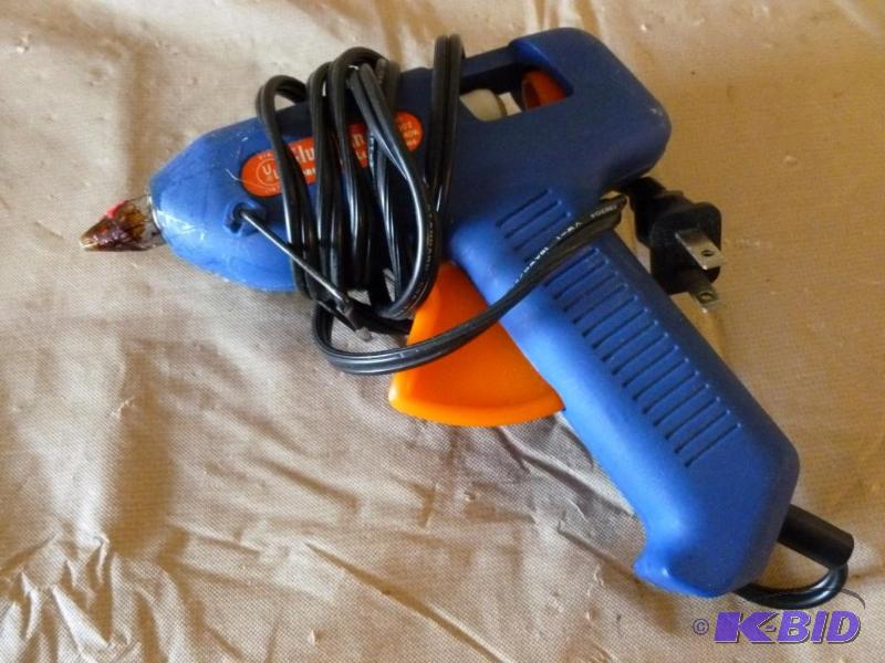 lot 122 image: Hot melt glue gun, tested and works....