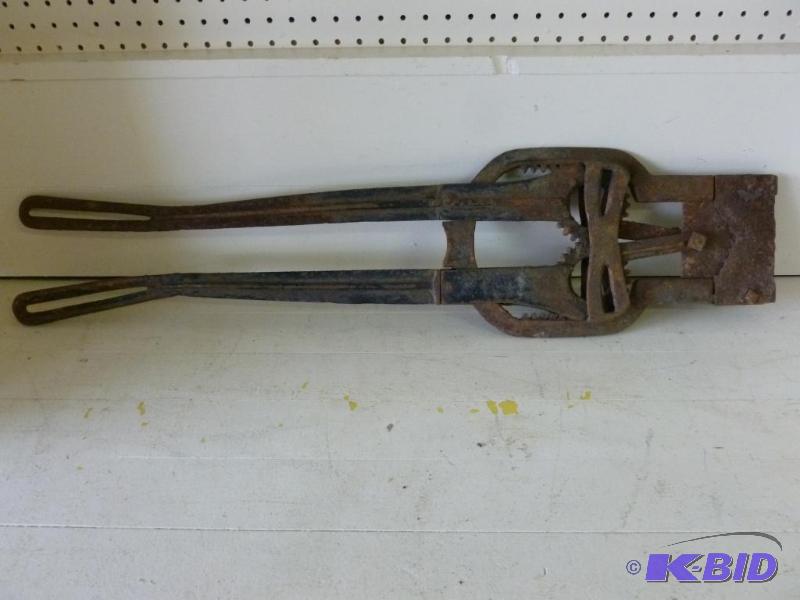 lot 139 image: Large Vintage Iron Cattle De-Horner that meas...