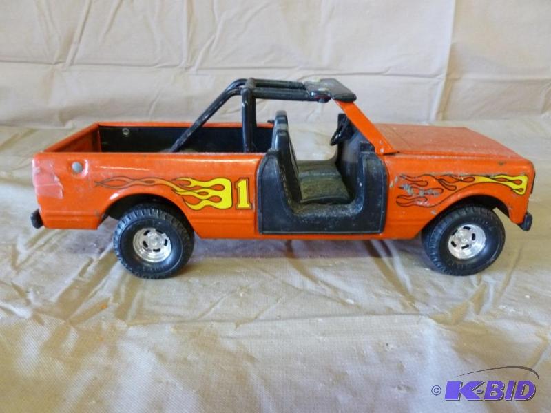 lot 14 image: Ertl USA Metal Truck that measures 4 14"...