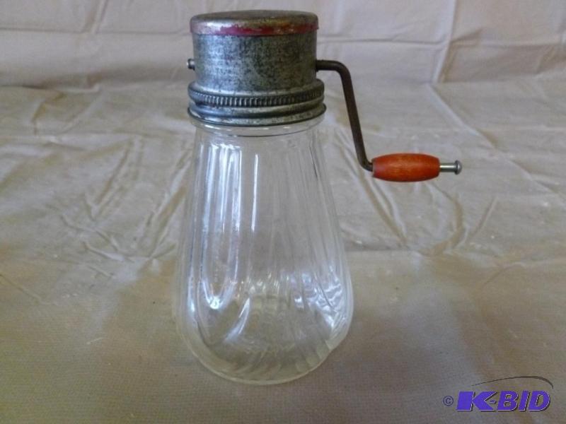 lot 153 image: Vintage nut chopper that measures 3.5" a...