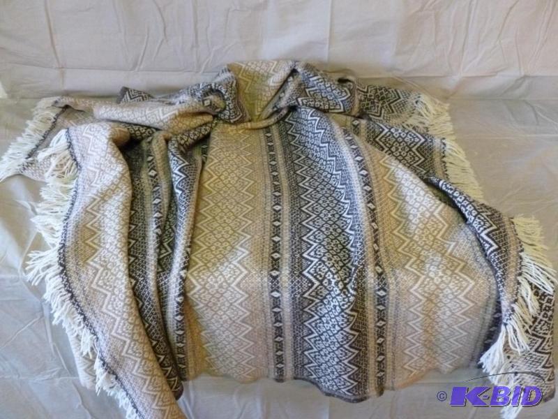 lot 156 image: Beautiful Amana Products 100% Wool Blanket th...