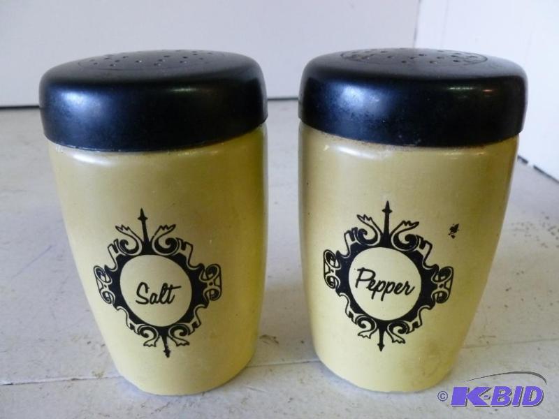 lot 157 image: Vintage West Bend metal salt and pepper shake...
