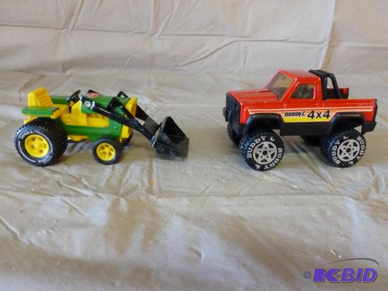 lot 18 image: This lot consists of a Tonka metal tractor lo...
