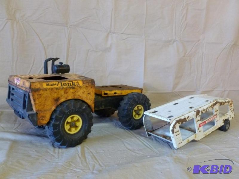 lot 23 image: Lot of vintage Tonka items that includes a mi...