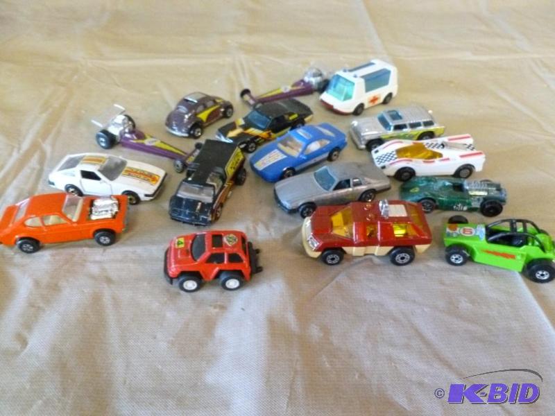 lot 27 image: Large lot of die cast metal cars, some vintag...