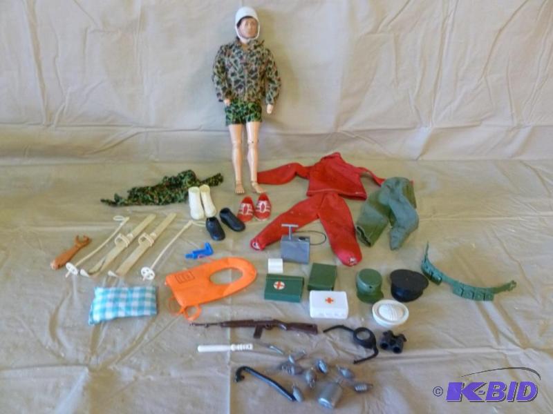 lot 29 image: Vintage 1964 Hasbro G.I Joe Doll with accesso...