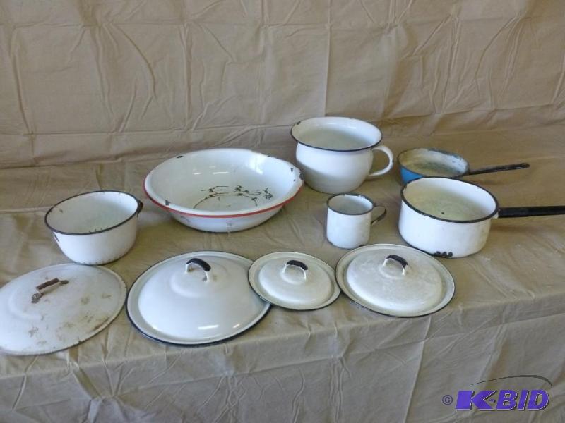 lot 46 image: Large lot of vintage enamelware items that in...
