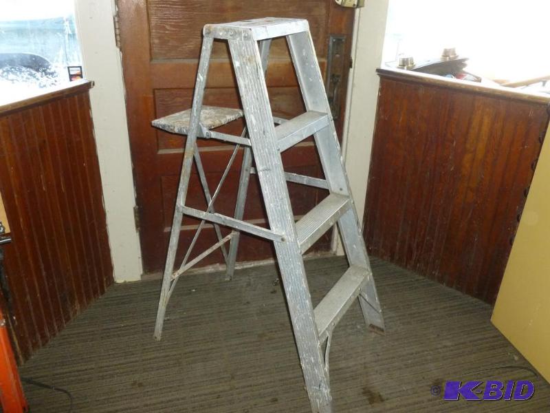 lot 55 image: Heavy duty aluminum step ladder that measures...