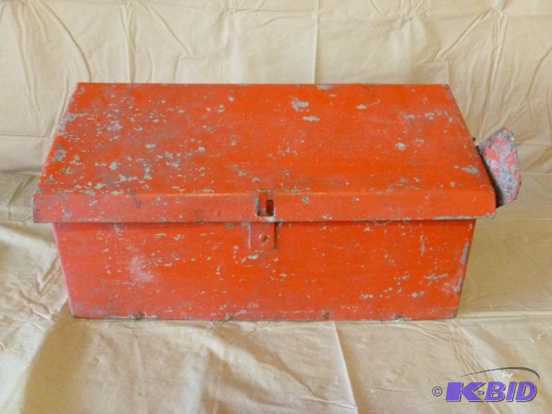 lot 59 image: Large vintage steel implement tool box that m...