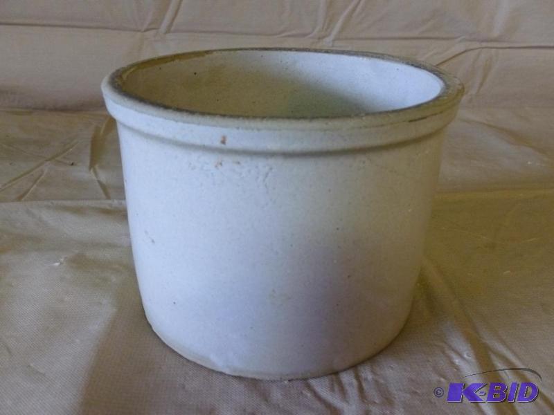 lot 86 image: Vintage lard crock that measures 6" acro...