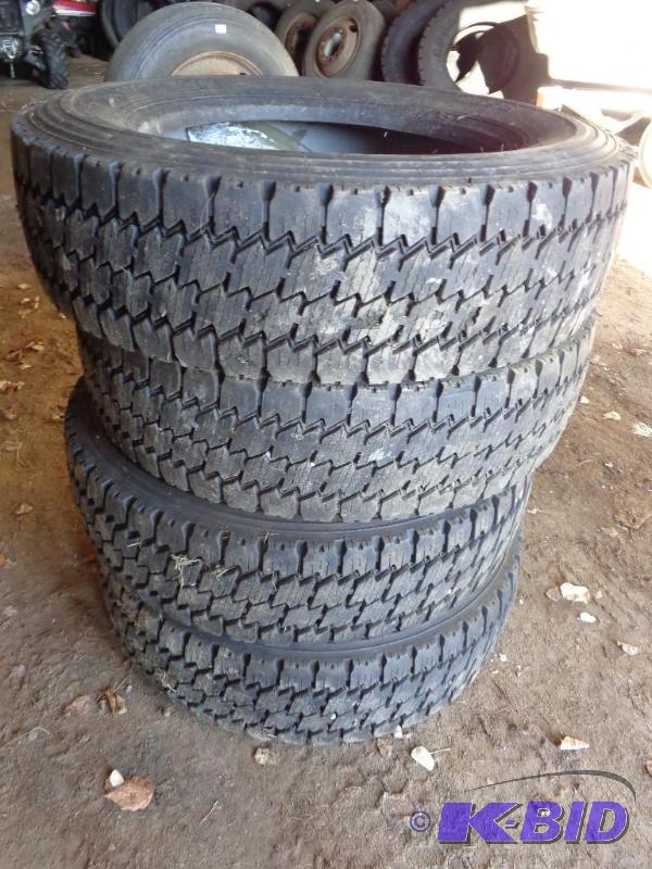 Matching Set of 4 Michelin Tires   22570 R 1...