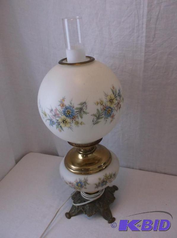 lot 1 image: Beautiful Gone With The Wind style lamp measu...