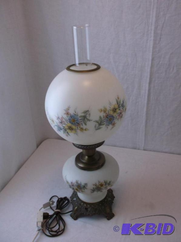 lot 2 image: Beautiful Gone With The Wind style lamp measu...